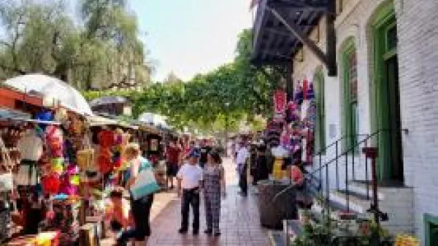 sidewalk tourists shopping